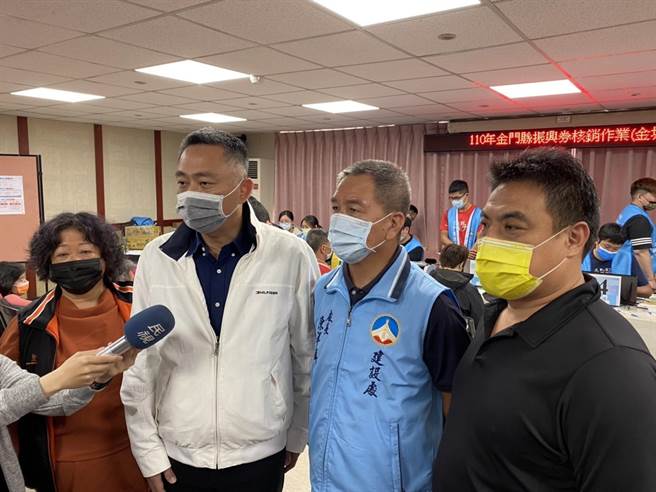 县长杨镇浯表示，首周核销的商家就比去年多了100多家，其中有很多是中小型的商家，符合县府的规画目标。（金门县府建设处提供）