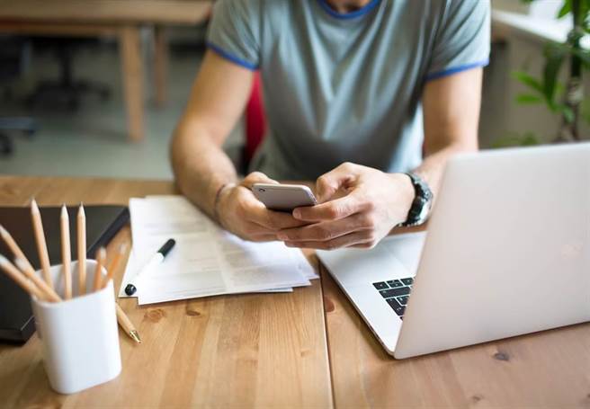 男子惊见女友在包养网站找乾爹，难怪待业半年还买名牌包。（示意图／中时资料照）