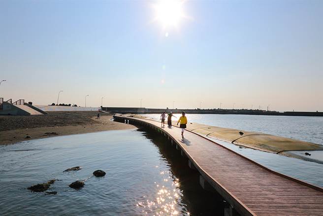 从海面上铺展的木栈道，拉近人们与大海的距离，还能够就近观察潮间带生态，是热门的打卡旅游景点。(摄影/Carter)
