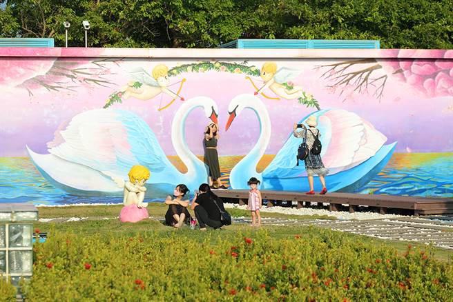 弥陀南寮渔港曾经获选为「情定今生」十大魅力渔港，因此海岸光廊也设置许多象徵爱情的装置作品及彩绘。(摄影/Carter)
