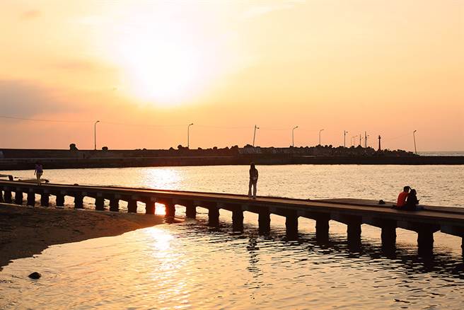 夕阳西下的南寮海岸，澄黄夕阳将举目所及皆染上灿烂暮色，彷佛浸沐在金色国度，浪漫得难以言喻。(摄影/Carter)
