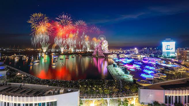 高雄港区腹地非常辽阔，除港湾区主会场之外，从北边的寿山至多个行政如鼓山区、盐埕区、苓雅区、小港区、旗津区等，处处可赏美丽焰火。(摄影/曾国书)