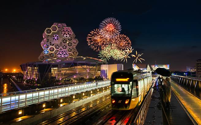 2021国庆焰火辉映高雄港湾建设，振兴观光产业，展现高雄与臺湾的艺文与产业能量。(图片提供/高雄市政府新闻局)