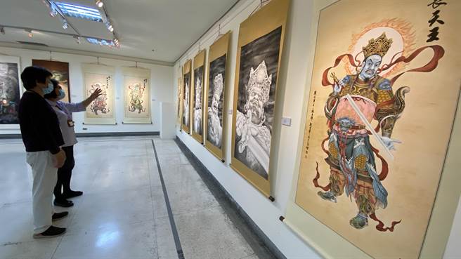 今年更生美展在中市大墩文化中心登场，主题作品「天问」创作者为目前在中监服刑的刘士羣。（陈淑芬摄）