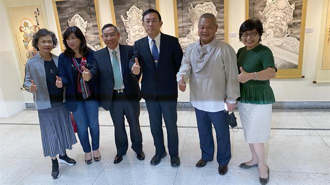 今年更生美展在中市大墩文化中心登场，主题作品「天问」创作者为目前在中监服刑的刘士羣。（陈淑芬摄）