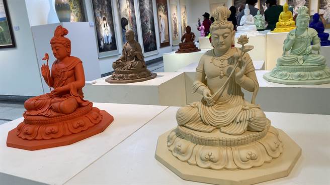 今年更生美展在中市大墩文化中心登场，展出全国出监艺术达人创作及台中地区各矫正机关收容人的教化艺文及作业技训作品。（陈淑芬摄）