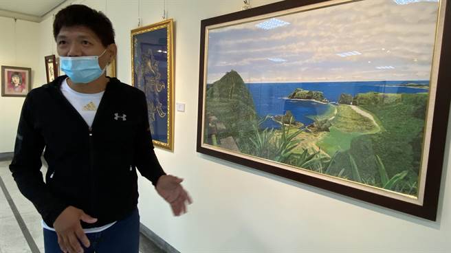 出监艺术达人朱国富展出大幅的「绿岛风情」风景沙画。（陈淑芬摄）