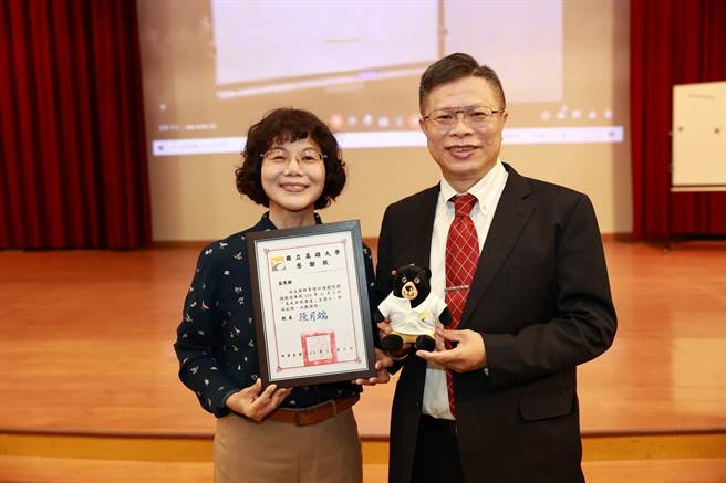 前高雄地方法院法官、现法丞律师事务所长陈树村（右）9日出席国立高雄大学「卓越讲座」，高雄大学校长陈月端到场致意。（高雄大学提供／林瑞益高雄传真）