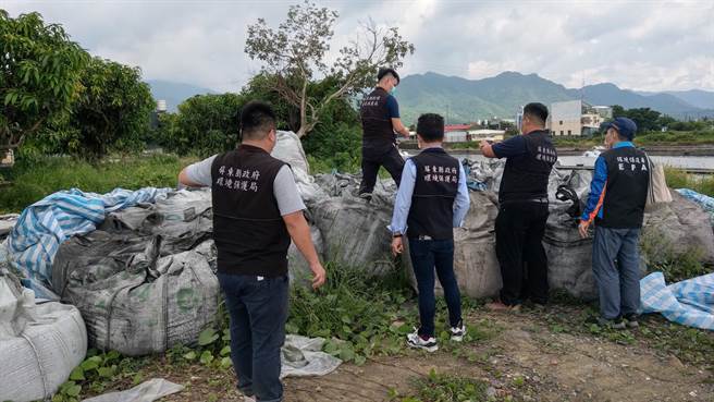 屏东枋寮乡某处国有土地，日前遭堆置来源不明、以太空包盛装的事业废弃物，屏东环保局获报前往查缉，当场逮获3名现行犯。（屏东环保局提供／谢佳潾屏东传真）