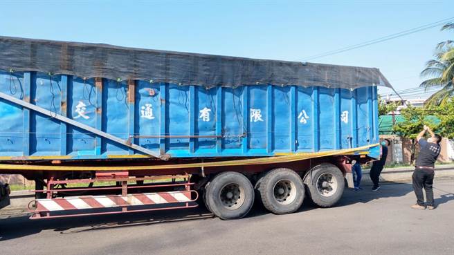 屏东枋寮乡某处国有土地，日前遭堆置来源不明、以太空包盛装的事业废弃物，屏东环保局获报前往查缉，当场逮获3名现行犯。（屏东环保局提供／谢佳潾屏东传真）