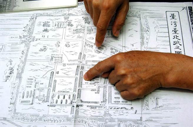 南天书局负责人魏德文2004年获得金鼎奖出版终身贡献奖，展示台北古地图《台北全图》，说明当年台北建城情形。（林国彰摄）