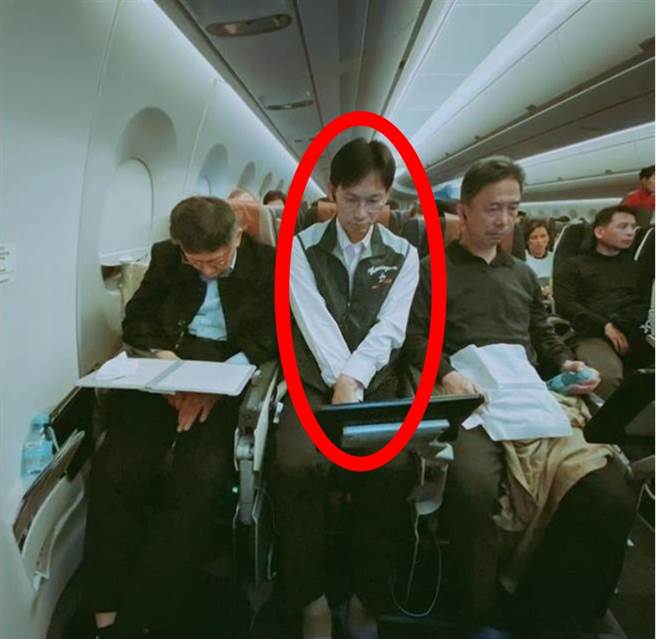 跟隨台北市長柯文哲（左）多年的前隨扈陳文鐘（中），遭檢舉而調職，當初與柯、市長室涉外事務總監周台竹（右）3人擠在狹隘的經濟艙座位，畫面爆紅。（摘自柯文哲IG／張穎齊台北傳真）
