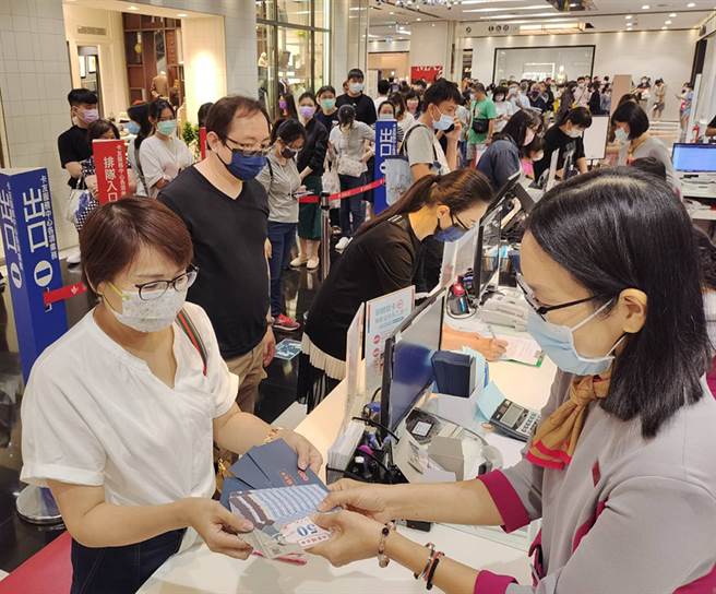 振兴券拉抬高雄券助攻，高雄百货业绩成长开红盘。(图片提供/高雄市政府经发局)