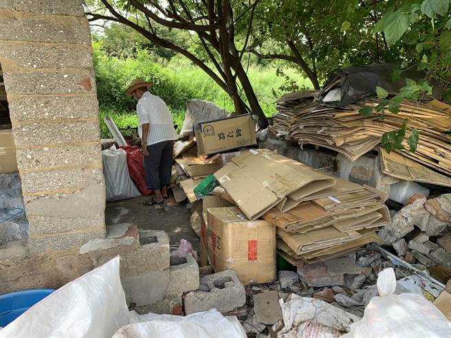 老阿公黄登坚整理资源垃圾，集中卖给回收商换现金，大多用于帮助弱势儿童及社福团体、机构。（金门县环保局提供）