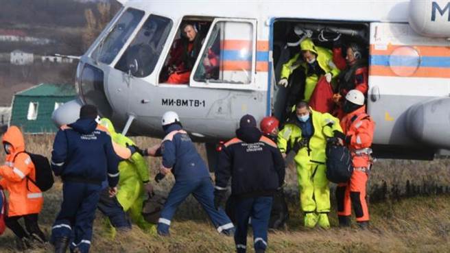 俄媒：俄海域一船只搁浅船体破裂，14名中国船员全部获救，图为救援现场。（海外网╱俄卫星网）