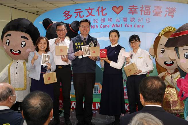 静思书轩营运长蔡青儿(右二)代表静思书轩捐赠祝福礼福袋予移民署第一线防疫人员慰问辛劳。(右三为移民署北区事务大队林泽谦大队长、左一为臺北市服务站苏慧雯主任)