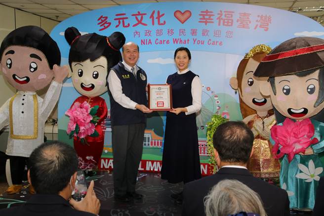 移民署林兴春副署长(左)颁发感谢状给静思书轩营运长蔡青儿(右)。