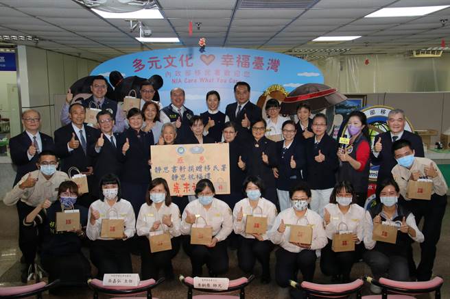 移民署第一线移民官们与慈济师兄姐一起大合照，以志此份「浓情厚谊」。