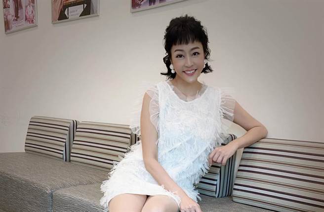 唐玲收到网友要买她的「原味丝袜」。（图／取材自唐玲Linh Linh脸书）