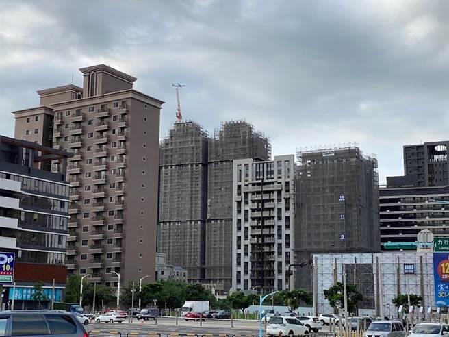 桃园市地税局统计，今年地价税开徵户数85.7万户、查定税额85.1亿元，都较去年微幅成长。（蔡依珍摄）