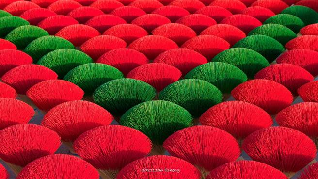 新港乡大庆制香厂晒香脚的景象媲美日本波波草美景。（黄一盛提供／张亦惠嘉县传真）