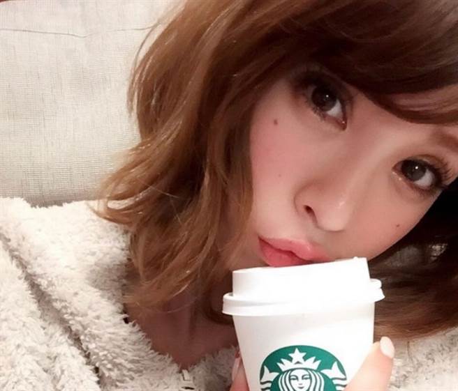 日本已故女星坂口良子的女儿坂口杏里。(图/ 摘自坂口杏里IG)