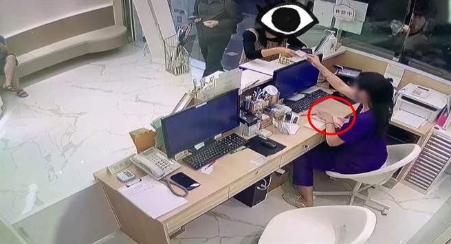 北市文山區一間診所4日遇上不禮貌的客人（右上），不僅結帳時錢用丟的，還大罵護理師「王八蛋」。紅圈處可見散落滿桌的百元鈔票。（翻攝自臉書社團《爆料公社公開版》）