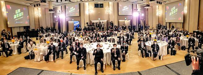 副總統賴清德與獲運動企業認證之企業代表合影留念。（體育署提供）