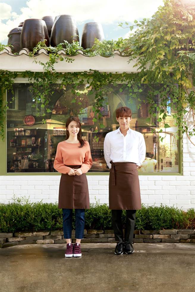 郑偶然（左）很开心与偶像真理翰在《金家饺子馆》合作。（中天娱乐台提供）