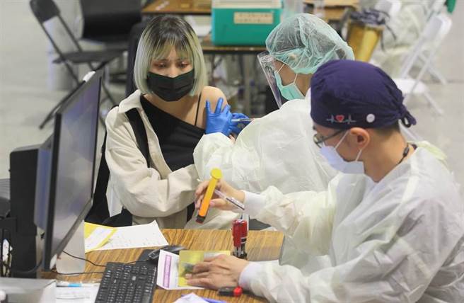 中央流行疫情指揮中心9日公布第14輪新冠疫苗預約及接種時程，將提供莫德納一二劑、AZ一二劑和BNT第二劑接種，接種時間為11月13日至24日，預約時間則自11日10時至12日中午12時。（張鎧乙攝）