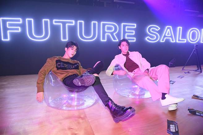 毕书尽、李玉玺抢先到「2021 TCCF创意内容大会」的「未来内容展」体验。（三立提供）