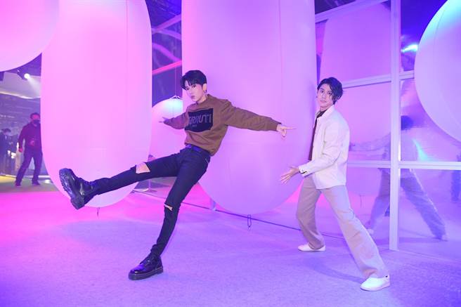 毕书尽、李玉玺抢先到「2021 TCCF创意内容大会」的「未来内容展」体验。（三立提供）