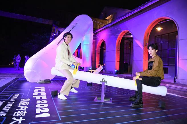 毕书尽、李玉玺抢先到「2021 TCCF创意内容大会」的「未来内容展」体验。（三立提供）