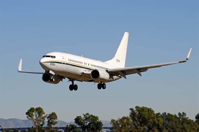 美国编号166694的海军行政专机搭载4位美国参议员、2位眾议员、议员助理及2名军官共13人，9日傍晚6点降落台北松山机场，大陆国防部与东部战区立即发出强烈的警告。（图／DVIDS）