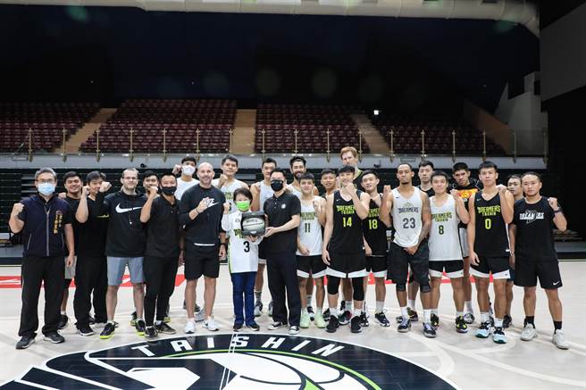 福尔摩沙台新梦想家在台中洲际多功能运动中心斥资超过千万打造全新场馆设备，台中市长卢秀燕穿上梦想家3号与球员合影。（冯惠宜摄）