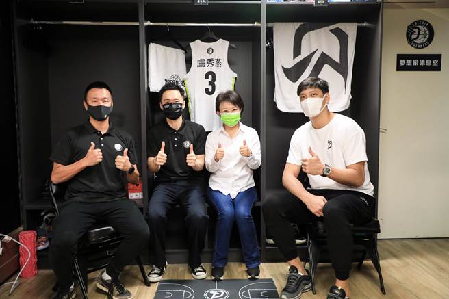 梦想家篮球队董事长张承中也赠送台中市长卢秀燕3号专属球衣。（冯惠宜摄）