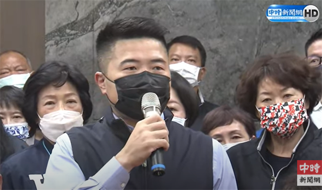 顏宽恒今 (９) 晚间宣布参选立委补选。（取自中时新闻网直播）
