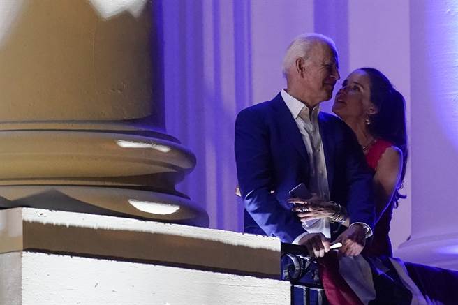 今年7月4日，拜登与女儿在白宫欣赏烟火。(图/路透社)