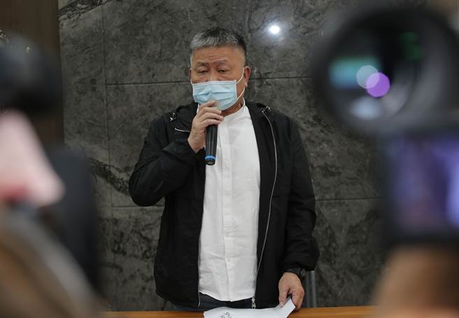 周玉蔻连日来猛轰顏清标积欠银行1.8亿、霸占法拍屋当服务处，顏清标9日出面澄清，表示过去是曾投资失利，但顏宽恒筹钱将土地一笔一笔标回，这一切都是恶意指控。（黄国峰摄）