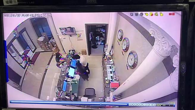 廖妇平日在社区活动，完全不像下肢瘫痪的病患。(翻摄照片／林郁平台北传真）