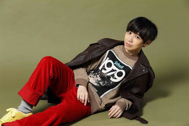 魏嘉莹着COACH X SCHOTT N.Y.C. 联名骑士皮夹克，5万9800、COACH X SCHOTT N.Y.C. 联名经典 SIGNATURE 有机棉运动衫，1万1800元、灯芯绒长裤1万1800，展现俏皮活泼的风格。（石智中摄）