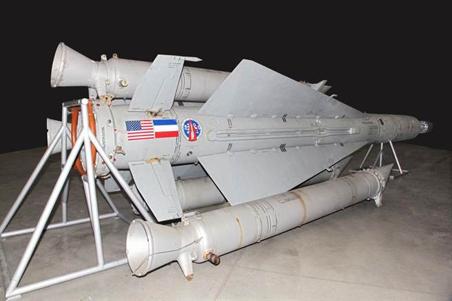 霍洛德飛彈的測試彈，上面的美國國旗與俄羅斯國旗就知道，美國早已接手了該飛彈的相關技術。(圖/shutterstock)