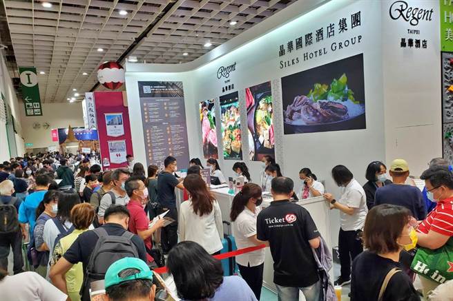 2021年ITF台北国际旅展虽因疫情规模缩小、入场人次减少，但参展饭店业者现场业绩买气畅旺。图为晶华国际酒店集团摊位现场人气买气热络。（晶华提供）