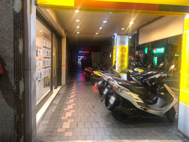 新北市新莊區9日晚間9時許發生砍人事件，一名林姓女子臀部中刀，緊急送醫治療。（民眾提供）