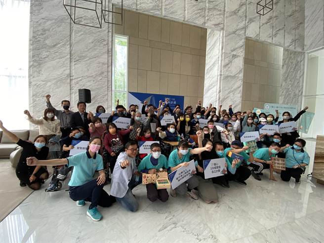 參與「編舟計畫」身障者與弱勢家庭，投入社交電商平台創業，「用手機就能做生意」翻轉人生。（盧金足攝）