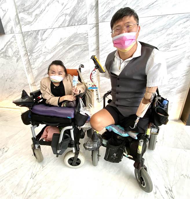 許世皇四肢被截肢與「玻璃娃娃」陳靜琪，兩人都是重度身障，靠自己力量維生，譜出感動的愛情故事。（盧金足攝）