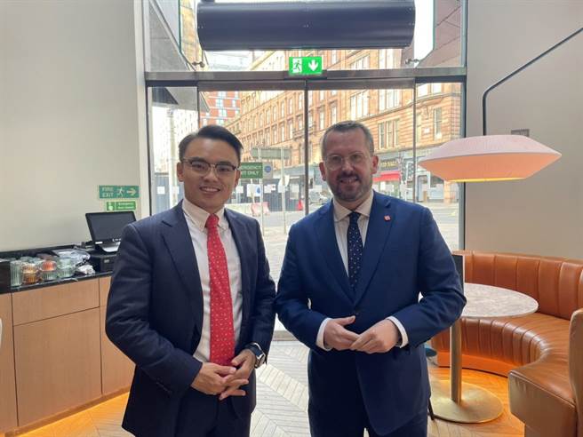 立法委员洪孟楷正在英国苏格兰格拉斯哥观察气候变迁峰会活动，并出席我驻英代表处举办的「台湾日」活动。(立委洪孟楷提供）