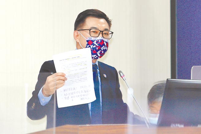 立法院外交及国防委员会8日邀请外交部、经济部、行政院经贸谈判办公室、农委会等单位，提出对加入CPTPP的产业衝击评估报告。国民党立委江启臣质疑政府将反莱猪与反美猪画上等号，还说不进口莱猪就等于进不了CPTPP，根本就是在欺骗人民。（黄世麒摄）