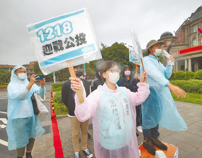 中选会8日表示，1218公投日逾1988万人有投票权。民眾党立委蔡壁如（中）一早在监察院前路口宣传，呼吁民眾12月18日出来投票。（陈怡诚摄）