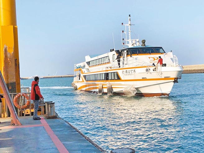 卫福部长陈时中过去曾指出，当第2剂疫苗覆盖率达6成，可开始讨论小三通復航，图为金马「小三通」。（本报资料照片）